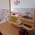 Трехместный номер стандарт. Две раздельные кровати и диван.