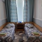 Трехместный номер стандарт. Две раздельные кровати и диван.