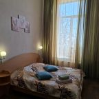 Трехместный номер стандарт. Двуспальная кровать и диван.