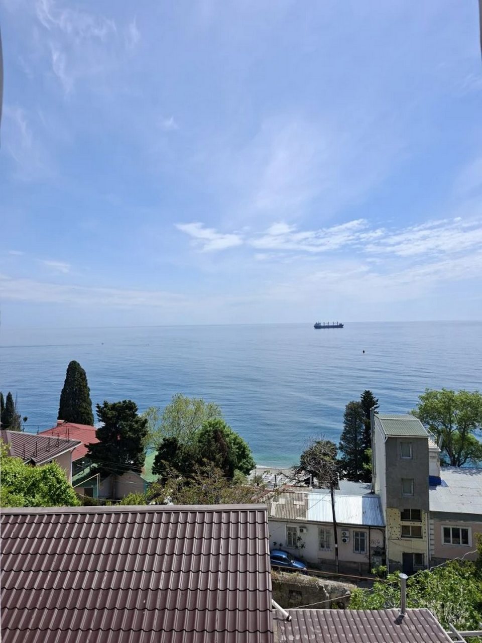 Семейный номер, двуспальная и диван. Вид на море и пляж