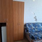 Семейный номер, двуспальная кровать и диван. Вид на море