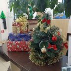 Для каждого гостя готовим небольшой презент под елочку.