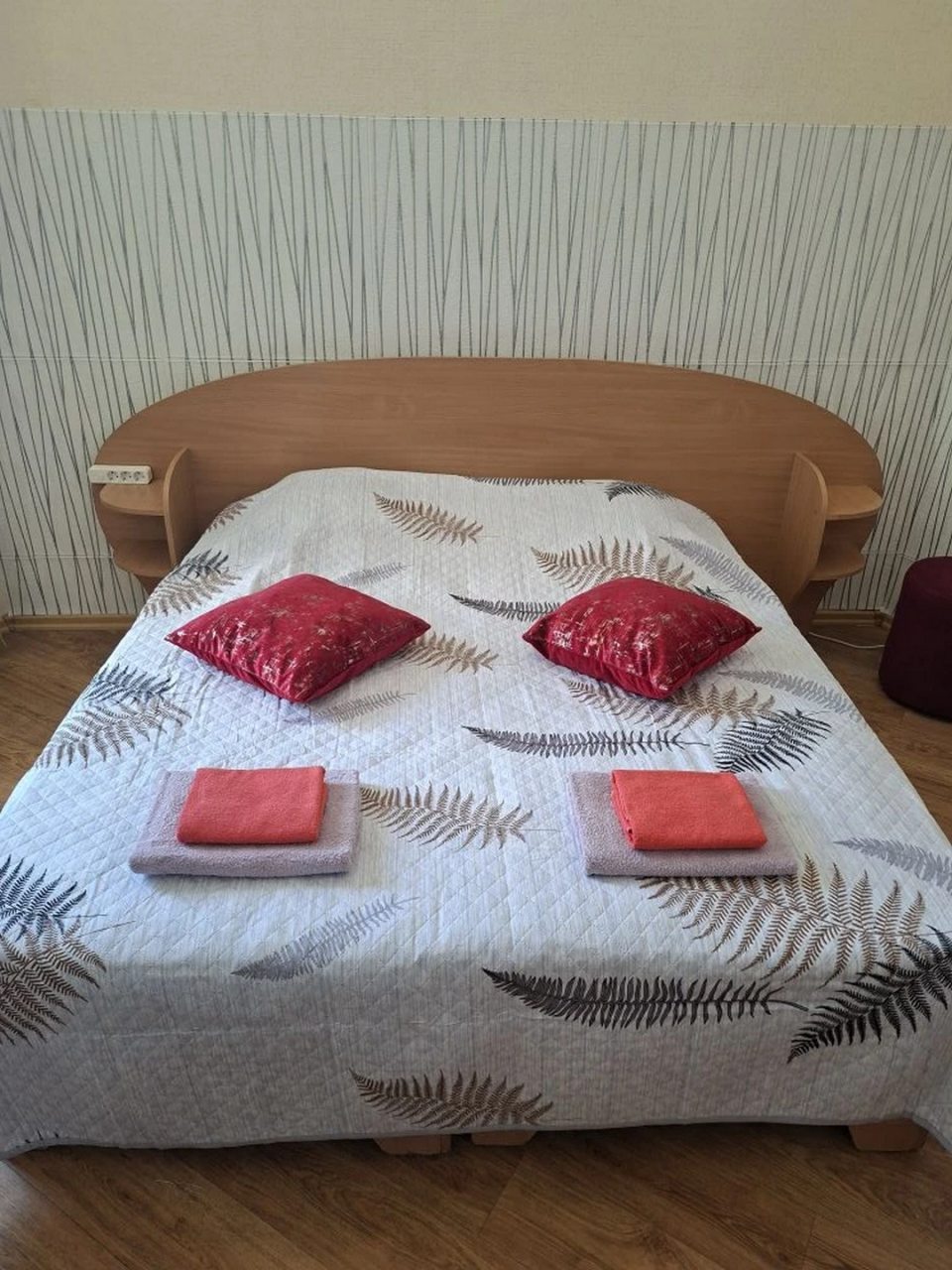 Большая двуспальная кровать
