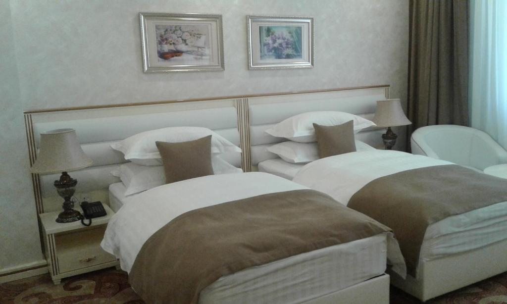 Двухместный (Улучшенный двухместный номер с 2 двуспальными кроватями) отеля Бурана, Токмак