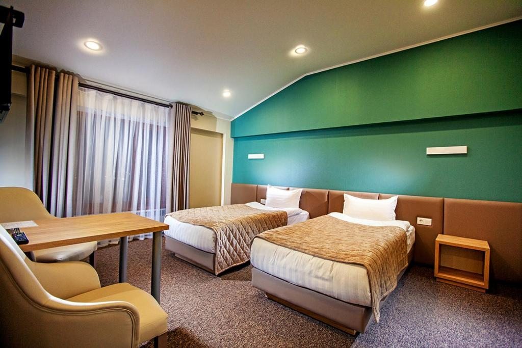 Двухместный (Улучшенный двухместный номер с 2 отдельными кроватями) отеля Lumarc, Бишкек