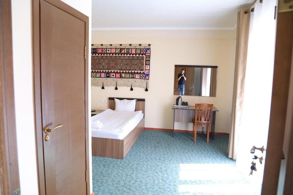 Двухместный (Двухместный номер с 2 отдельными кроватями и душем) отеля Хан Тенгри, Нарын