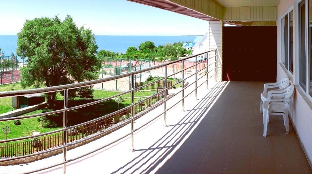 Сьюит (Люкс с кроватью размера «king-size» и балконом) отеля Azure Sport Resort, Булан-Соготту