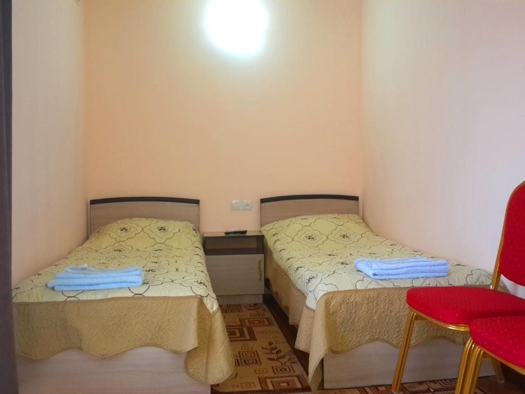 Двухместный (Улучшенный двухместный номер с 2 отдельными кроватями) отеля Максат, Чолпон-Ата