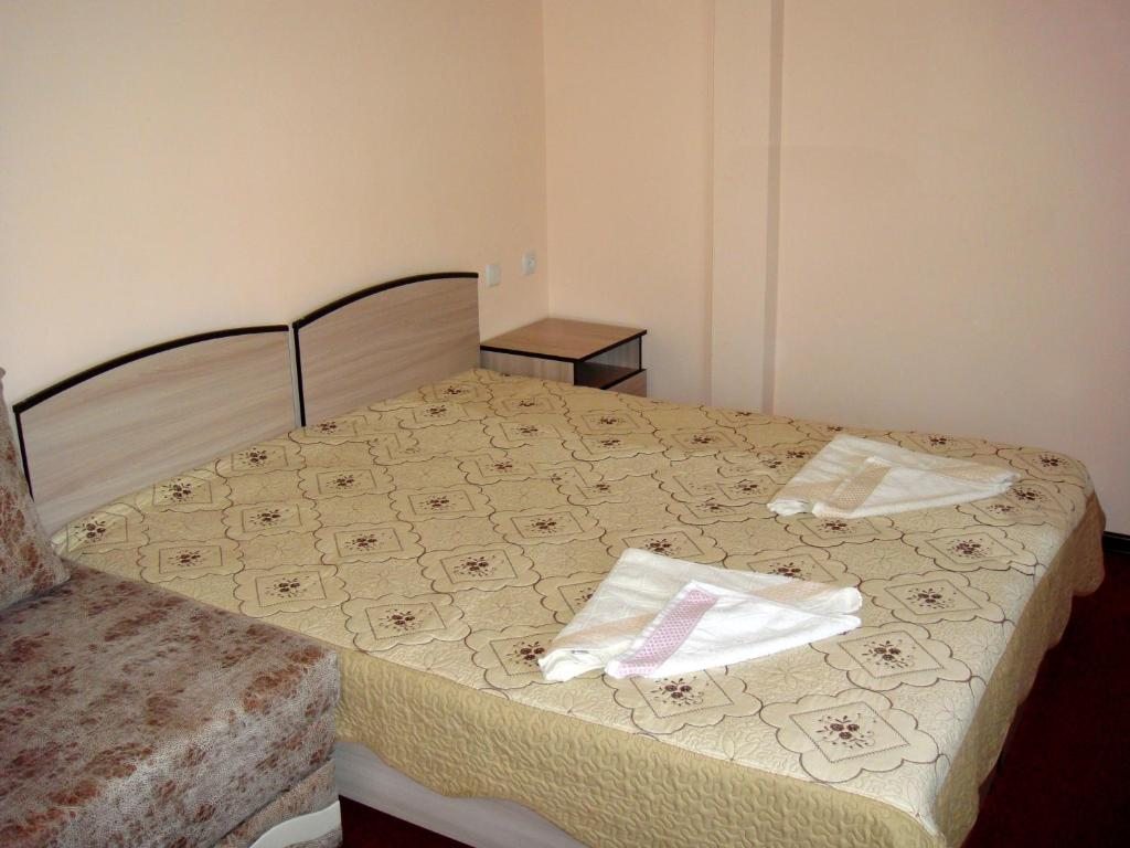Двухместный (Двухместный номер с 2 отдельными кроватями и балконом) отеля Максат, Чолпон-Ата