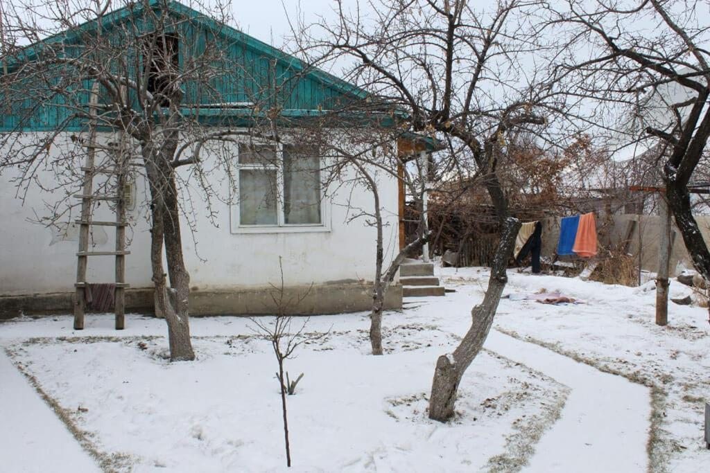 Двухместный (Двухместный номер с 2 отдельными кроватями и общей ванной комнатой) гостевого дома Alakol, Каракол (Иссык-Кульская область)