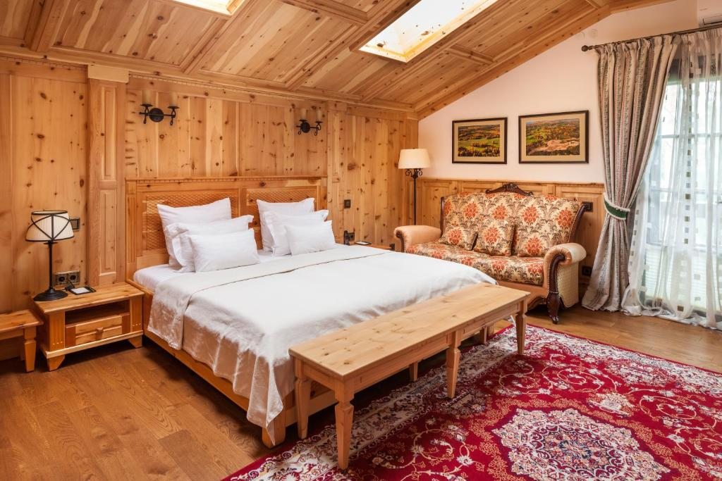 Двухместный (Улучшенный номер с кроватью размера «queen-size») курортного отеля Красный Бор, Лисна
