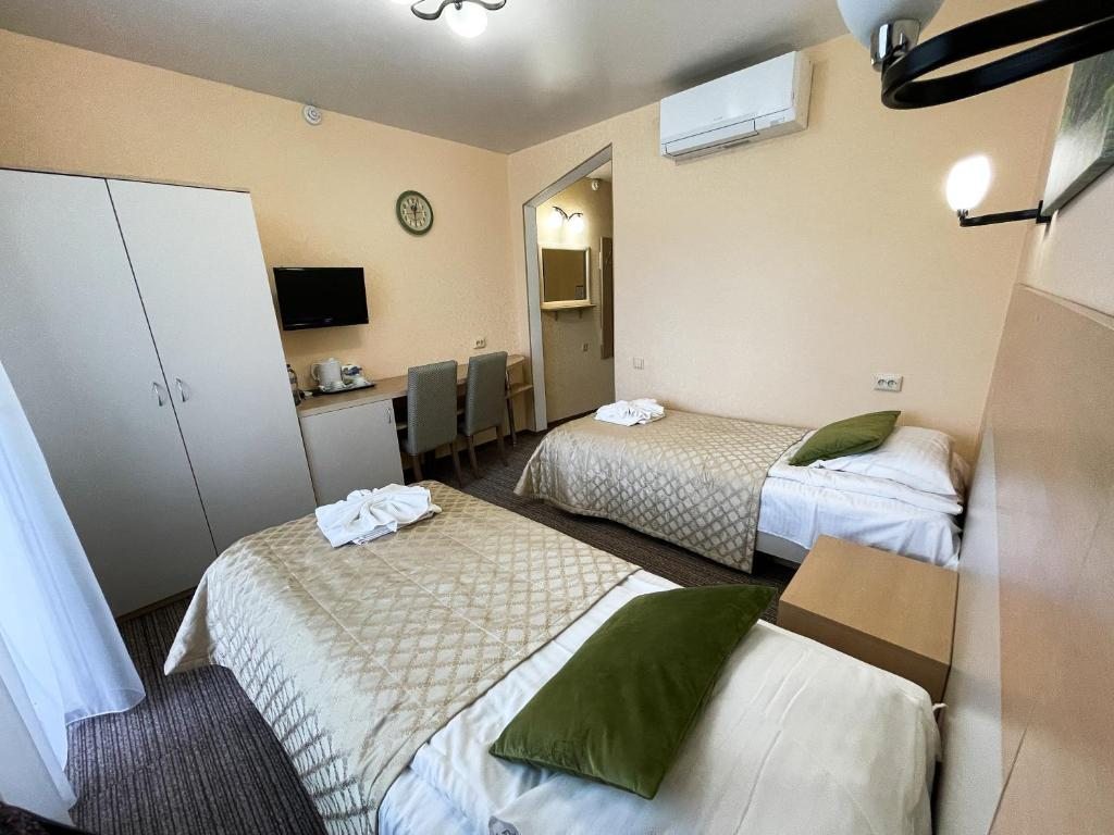 Двухместный (Двухместный номер с 2 отдельными кроватями и балконом - Только размещение) отеля Приозерный, Нарочь