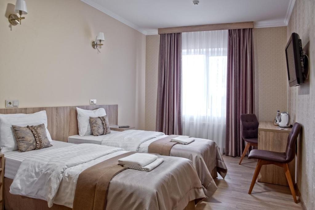 Двухместный (Двухместный номер с 2 отдельными кроватями и общей ванной комнатой) отеля Леман, Слуцк