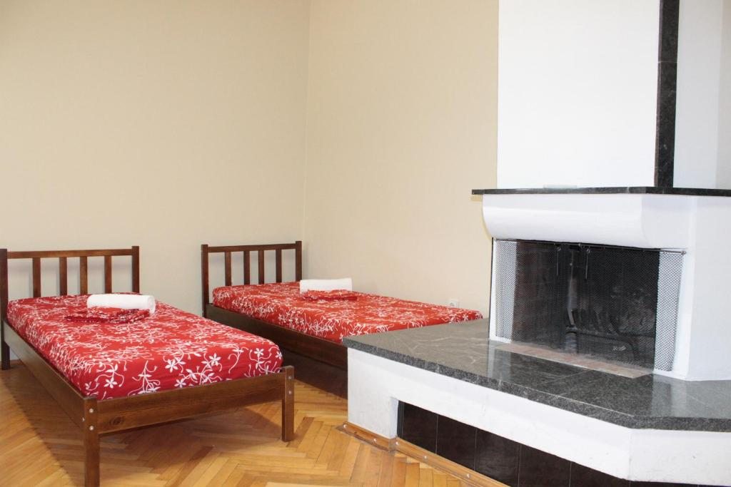 Номер (Односпальная кровать в общем мужском номере) гостевого дома Крокус, Минск