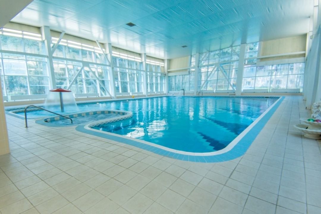 Крытый бассейн (работает круглый год), Спа-отель АМАКС ЭкоПарк-Екатеринбург