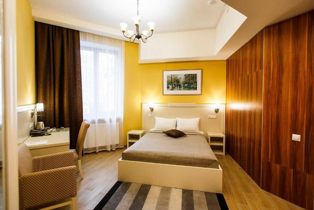 Двухместный (Улучшенный двухместный номер с 1 кроватью) отеля Мариинский, Барановичи