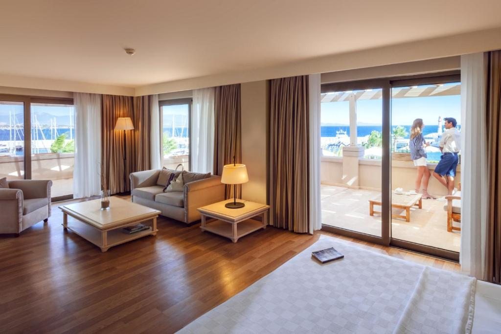 Двухместный (Двухместный номер Делюкс с 1 кроватью или 2 отдельными кроватями, балконом и видом на море) отеля D-Marin Didim Marina Yacht Club, Дидим