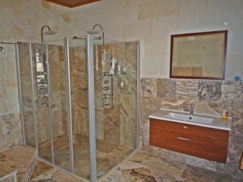 Двухместный (Двухместный номер Делюкс с 1 кроватью) отеля Cave Konak Cappadocia- Special Category, Ургюп