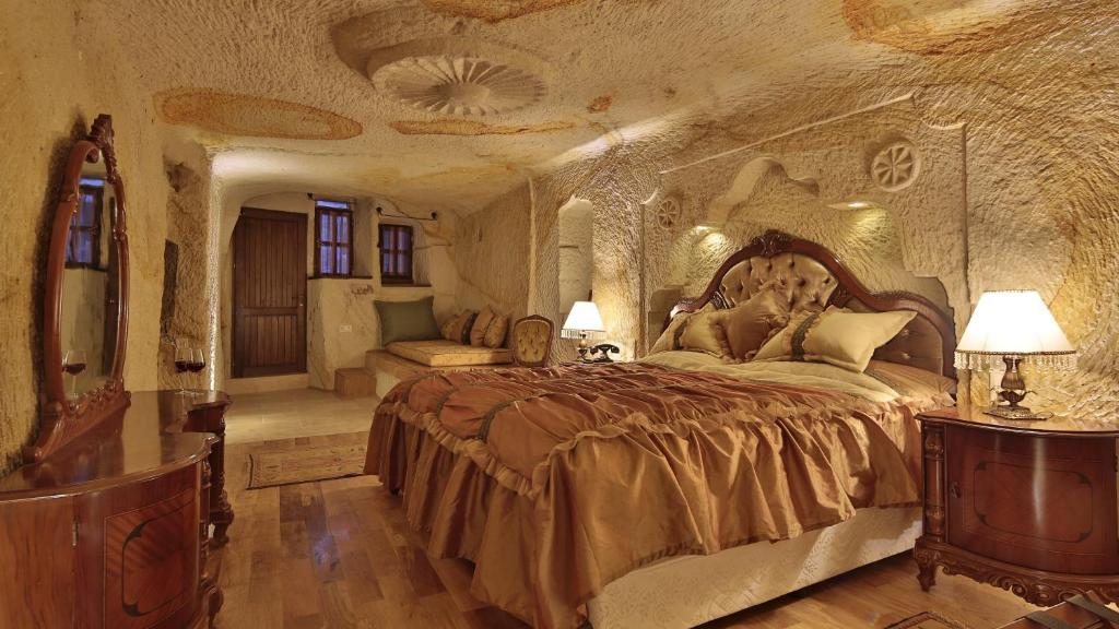 Трехместный (Номер Делюкс «Пещера») отеля Golden Cave Suites, Ургюп
