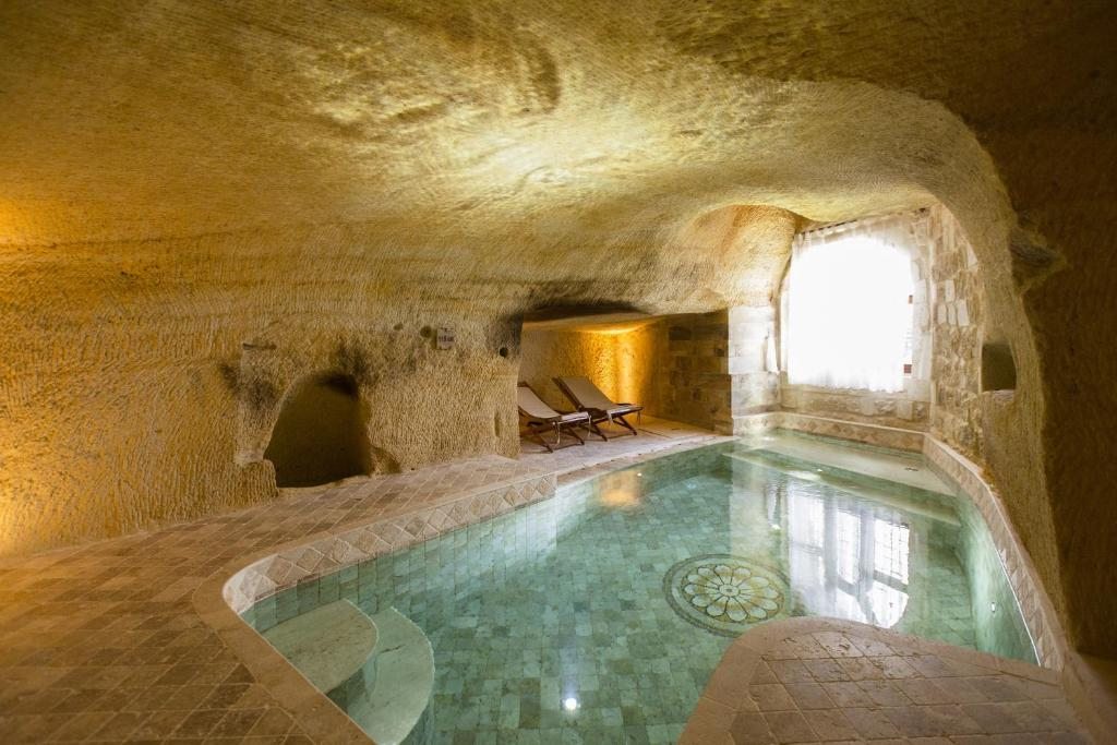 Сьюит (Люкс Royal Cave с бассейном) отеля Kayakapi Premium Caves, Ургюп