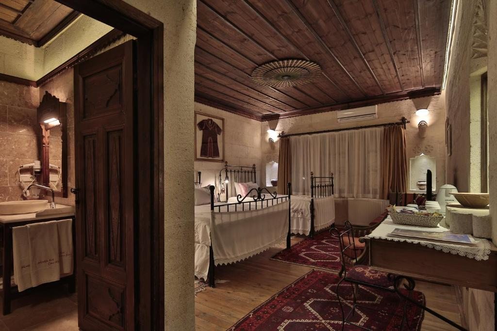 Трехместный (Трехместный номер Делюкс) отеля Selcuklu Evi Cave Hotel - Special Category, Ургюп