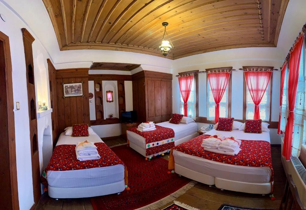 Четырехместный (Классический четырехместный номер) отеля Huma Hatun Konakları Hotel, Сафранболу
