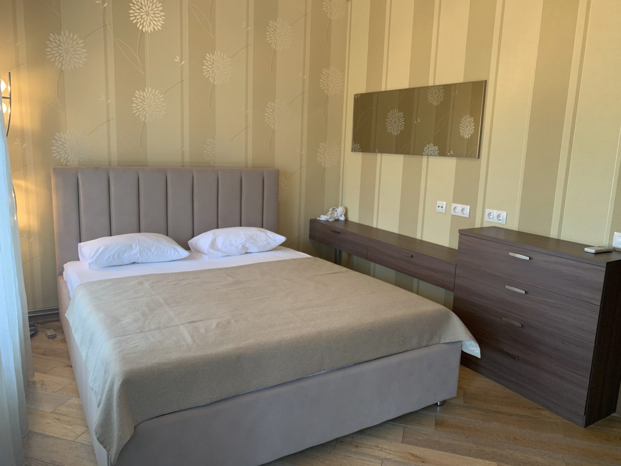 Спальня №2. Вид во дворик, двуспальная кровать, кондиционер