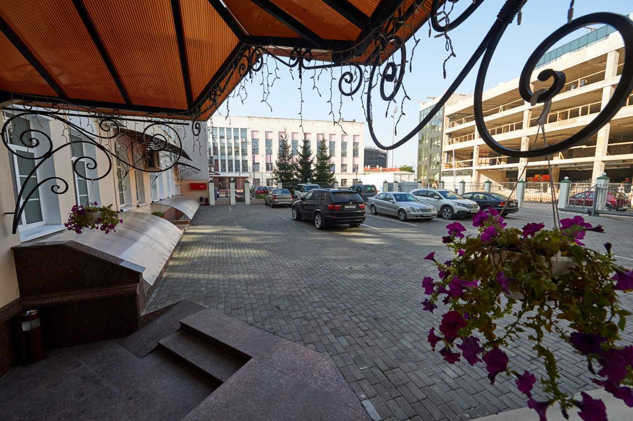 Парковка, Гостиница Губернская