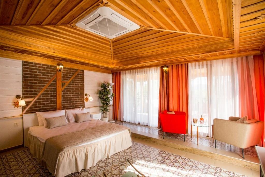 Двухместный (Улучшенный номер с кроватью размера «queen-size») отеля Villa Marine Hotel, Акьяка