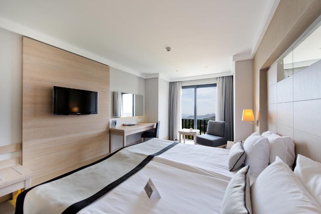 Двухместный (Стандартный номер с видом на море) отеля Ramada Resort Bodrum, Битез