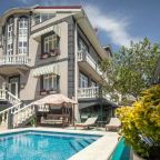 фасад гостевого дома и вид на бассейн