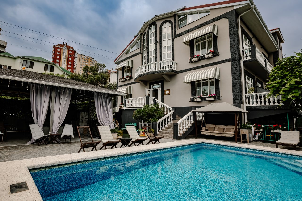 Бассейн и беседка