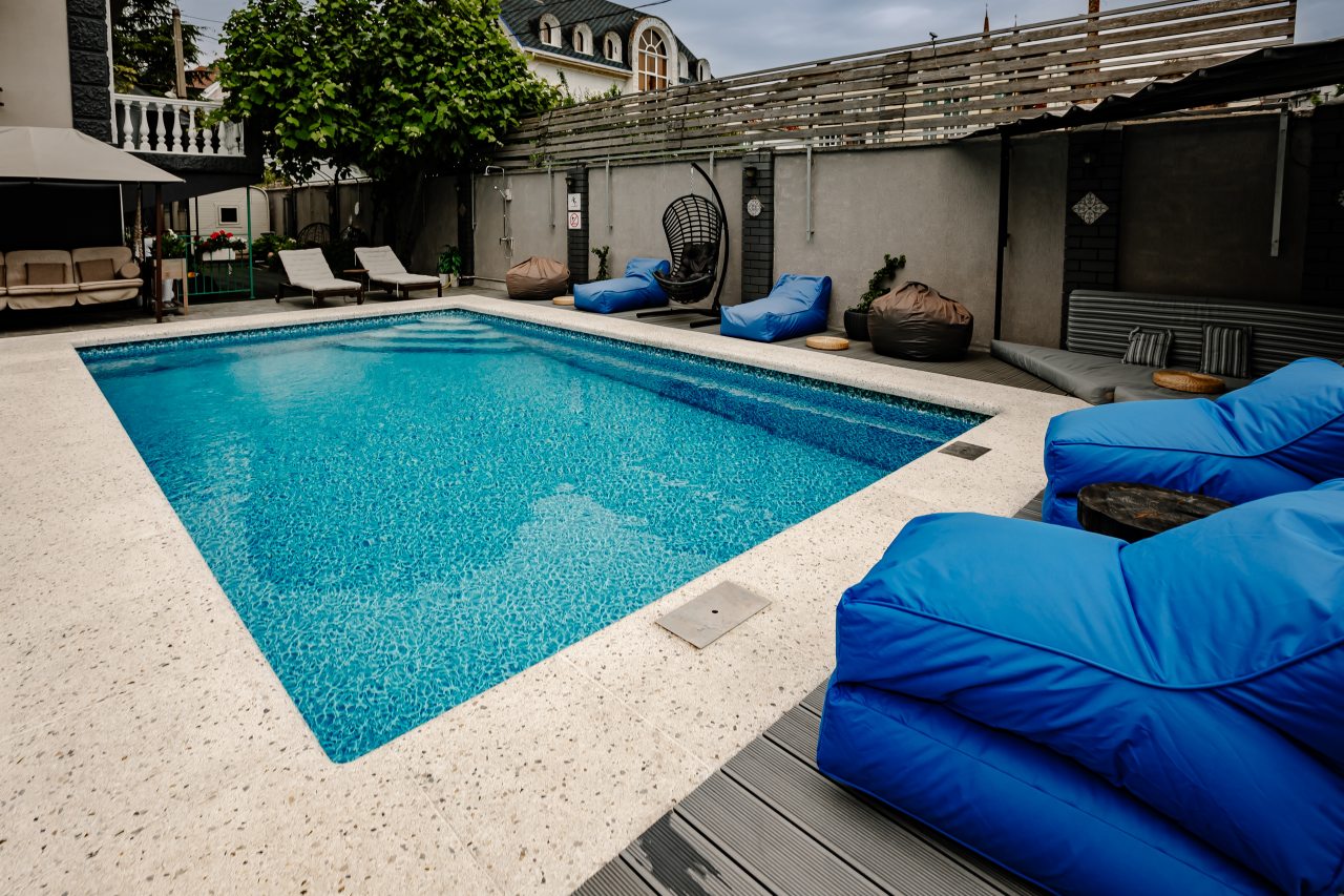 Подогреваемый бассейн и территория гостевого дома