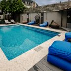 Подогреваемый бассейн и территория гостевого дома