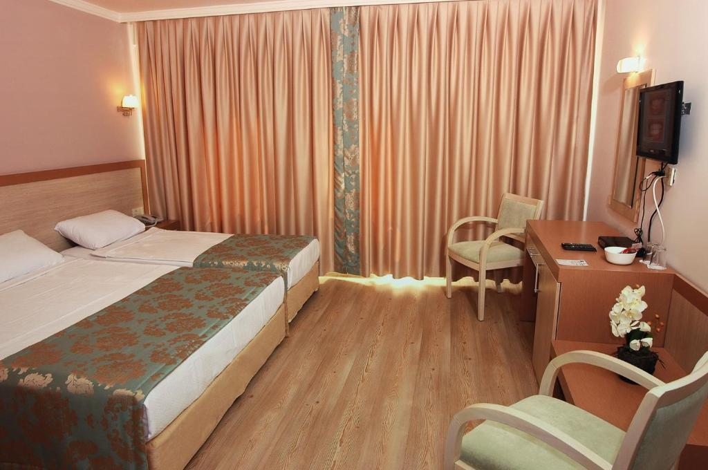 Трехместный (Трехместный номер) отеля Hotel Helen Park, Чанаккале