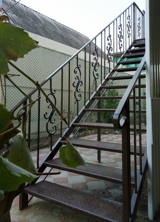 Трехместный (Трехместный номер с душем) гостевого дома Зеленый дворик, Ейск