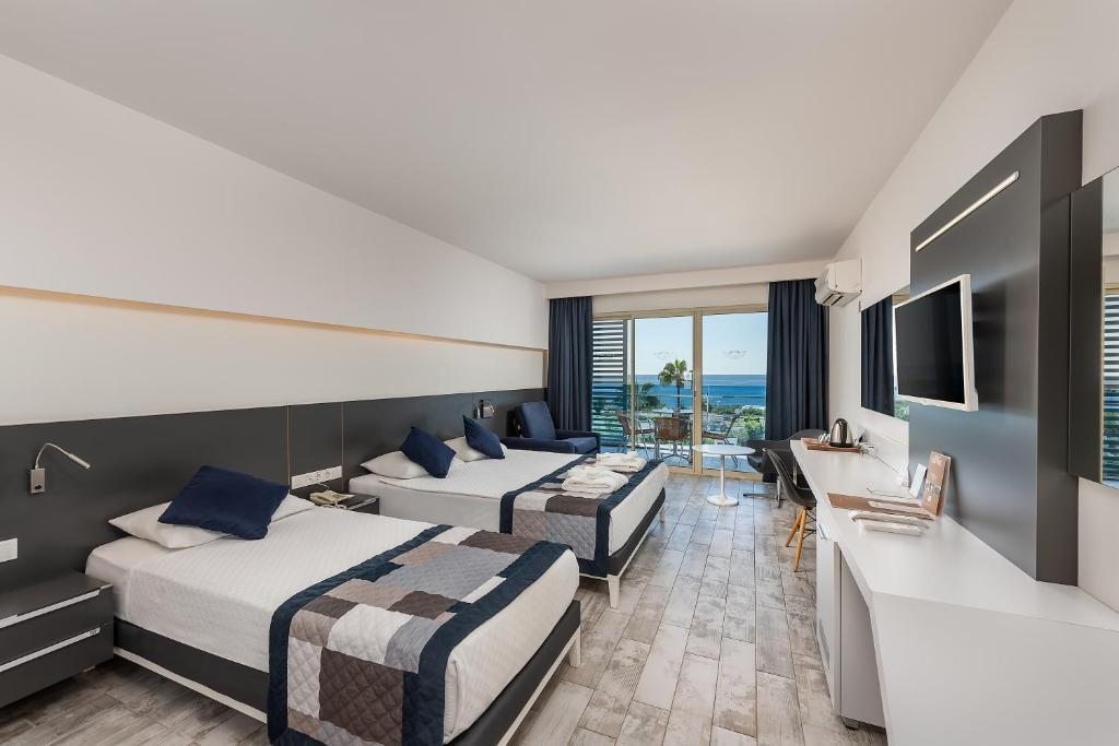 Трехместный (Улучшенный номер с видом на море (для 3 человек)) отеля White City Beach, Конаклы