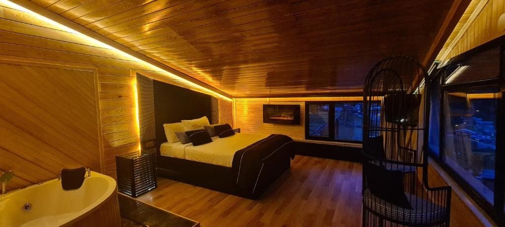 Сьюит (Улучшенный люкс с кроватью размера «king-size») отеля Ayder Doga Resort, Яйла-Айдер