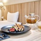 Доставка еды и напитков в номер, Гостиница Harbor Club Hotel