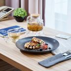 Доставка еды и напитков в номер, Гостиница Harbor Club Hotel