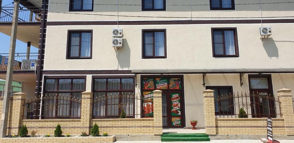 Четырехместный (Четырехместный номер с балконом) гостевого дома АллиАнна, Новомихайловский