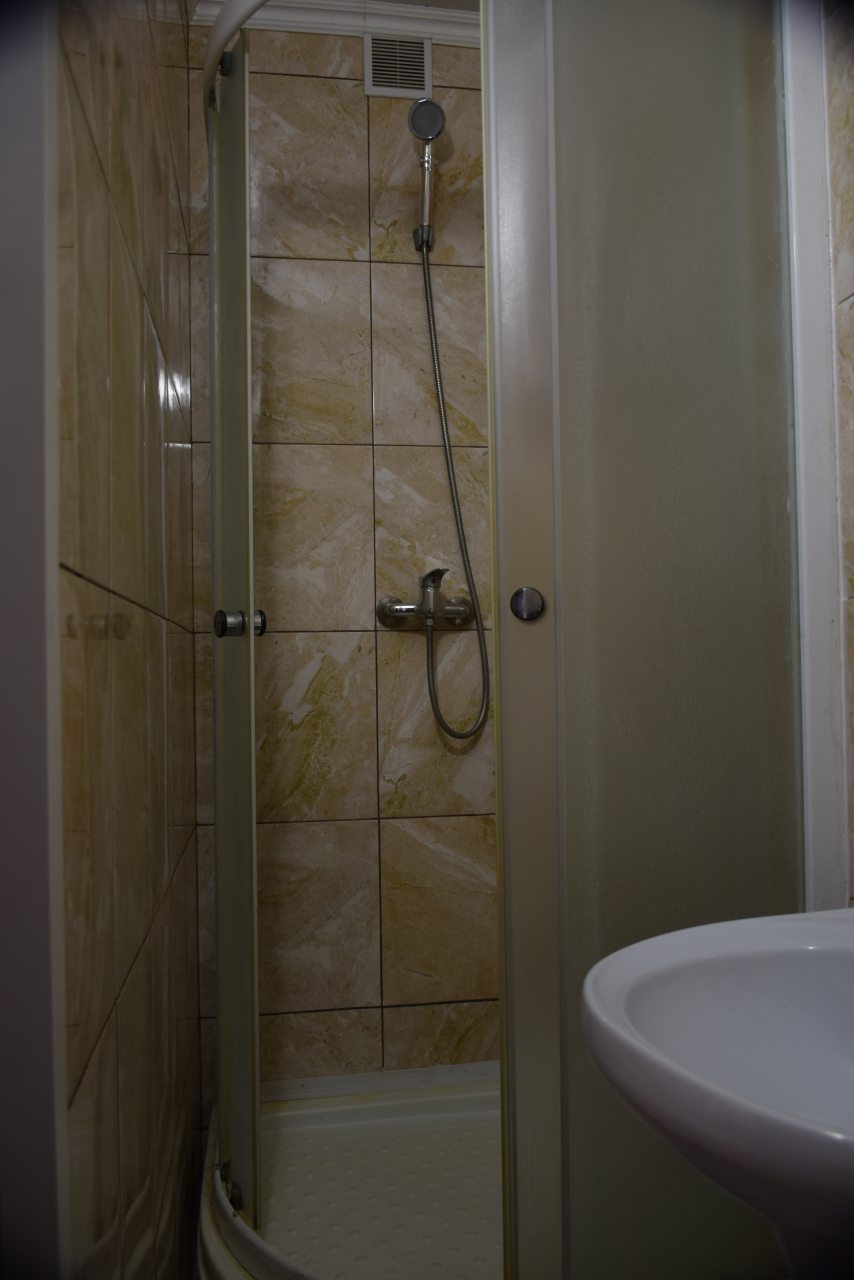 Апартаменты в двух уровнях ( первый этаж) 
санузел