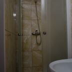 Апартаменты в двух уровнях ( первый этаж) 
санузел