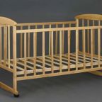 детская кроватка.