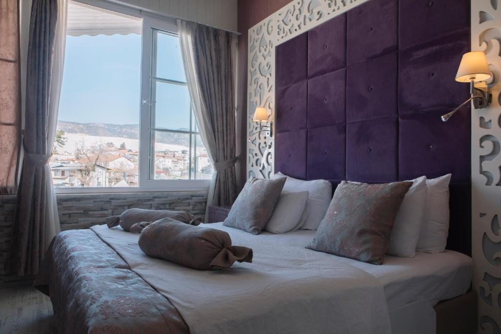 Двухместный (Двухместный номер «Комфорт» с 1 кроватью или 2 отдельными кроватями, вид на травертин) отеля Pamukkale Melrose Viewpoint Suites, Памуккале