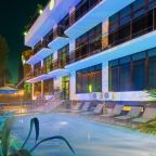 «Hotel Helas » - Это отель для всей семьи , который предлагает своим гостям комфортные номера с панорамными видами на море .  Главным преимущество отеля – его расположением и большой спектр бесплатных услуг . Отель находится на первой береговой линии ,дор