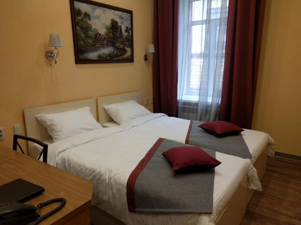 Двухместный (стандарт с двумя отдельными кроватями и диваном) мини-отеля Моцарт, Пенза