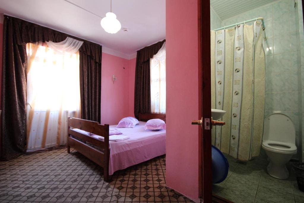 Двухместный (Стандартный двухместный номер с 1 кроватью или 2 отдельными кроватями) гостевого дома Розали, Адлер
