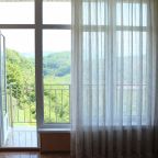 Семейный (Улучшенный 4-х местный номер с балконом и видом на горы и бассейн), Гостевой дом Аида на Православной