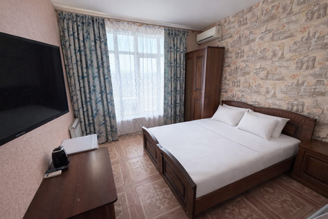 Семейный (Улучшенный 4-х местный номер с балконом и видом на горы и бассейн), Гостевой дом Аида на Православной